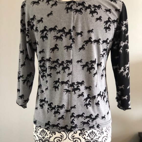 Blouse with 3/4 length sleeves and  horse design - Picture 2 of 2